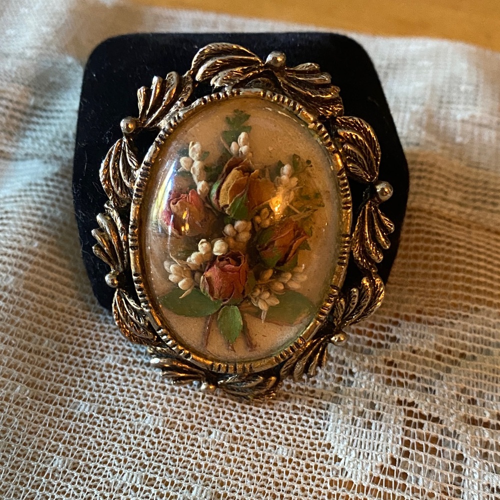 Vintage Gold Brooch Featuring Handcrafted Roses.